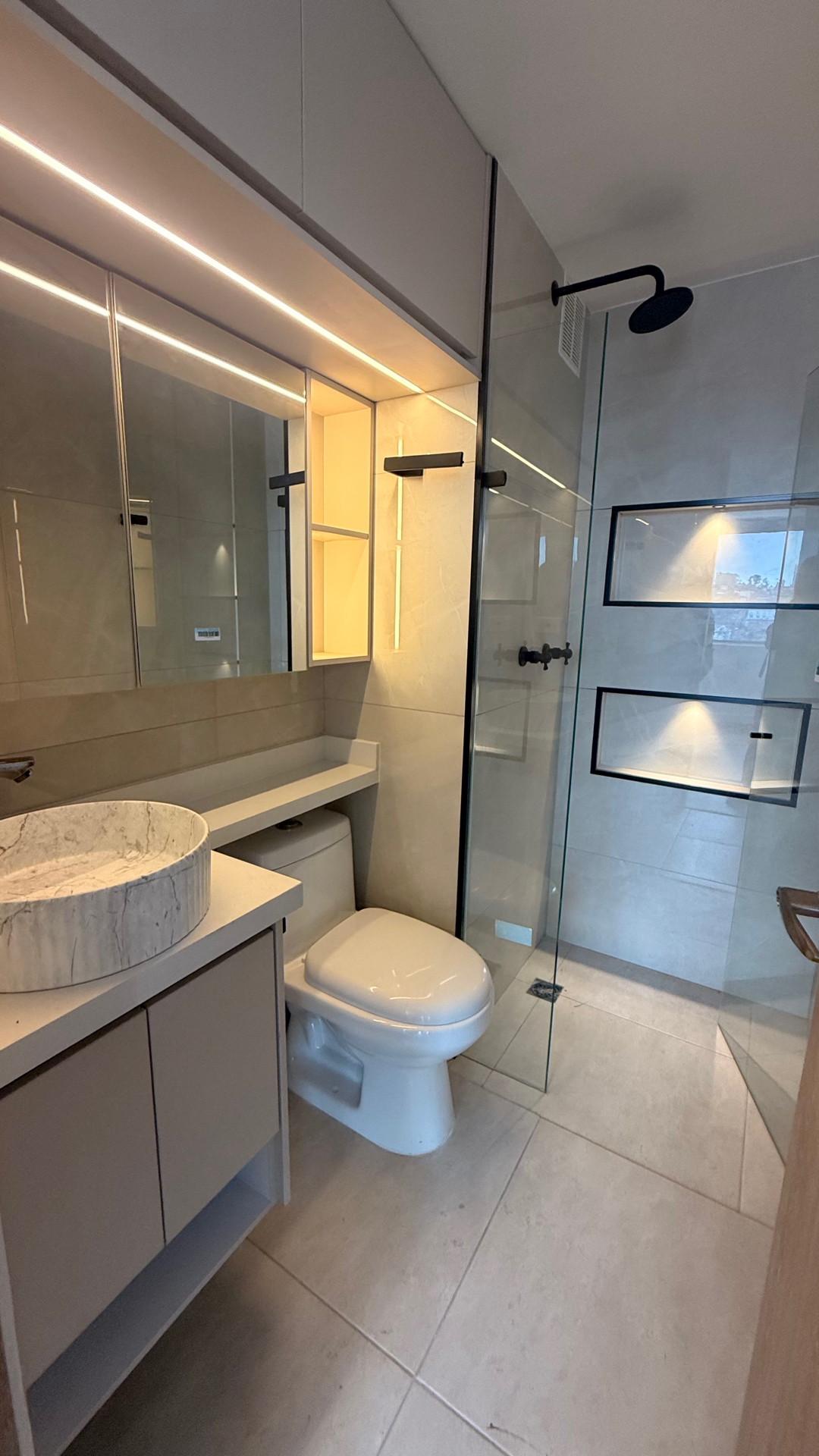 Baño cálido con ducha en vidrio templado