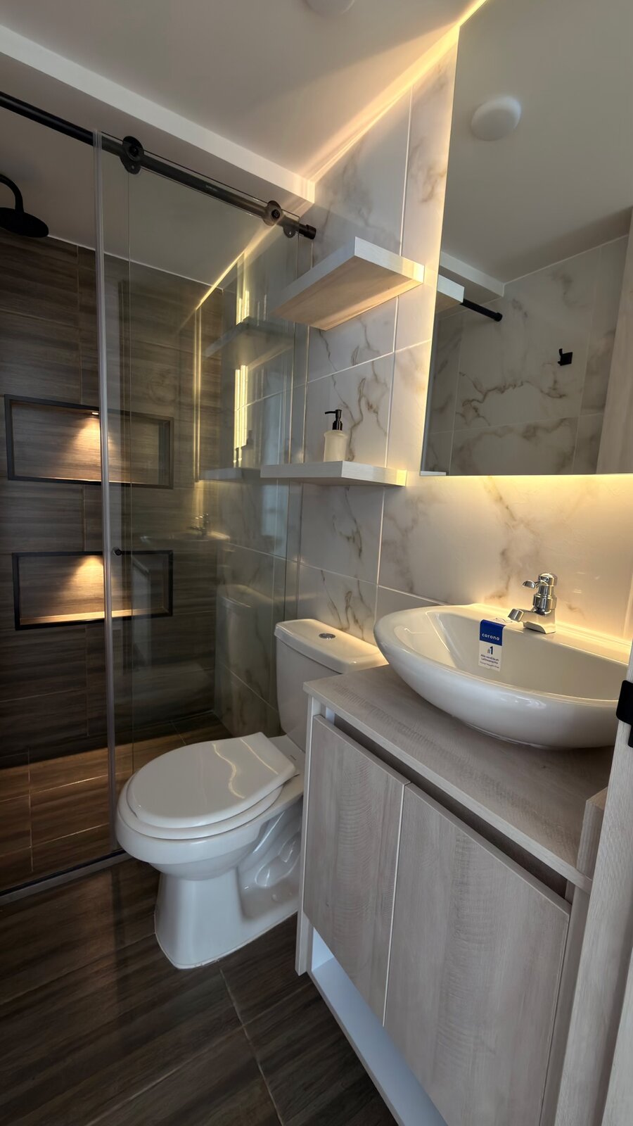 Baño marmolizado con ducha en enchape símil madera