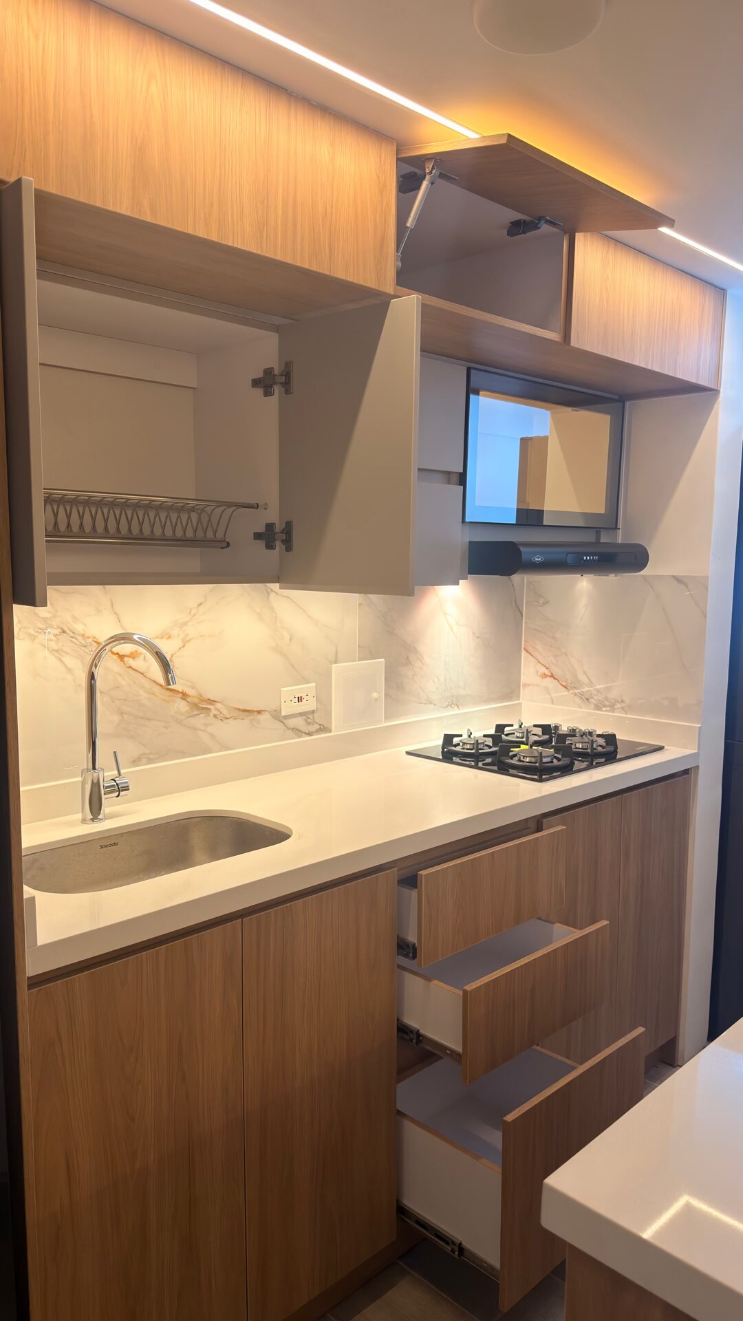 Cocina compacta en madera símil roble con cajones organizados