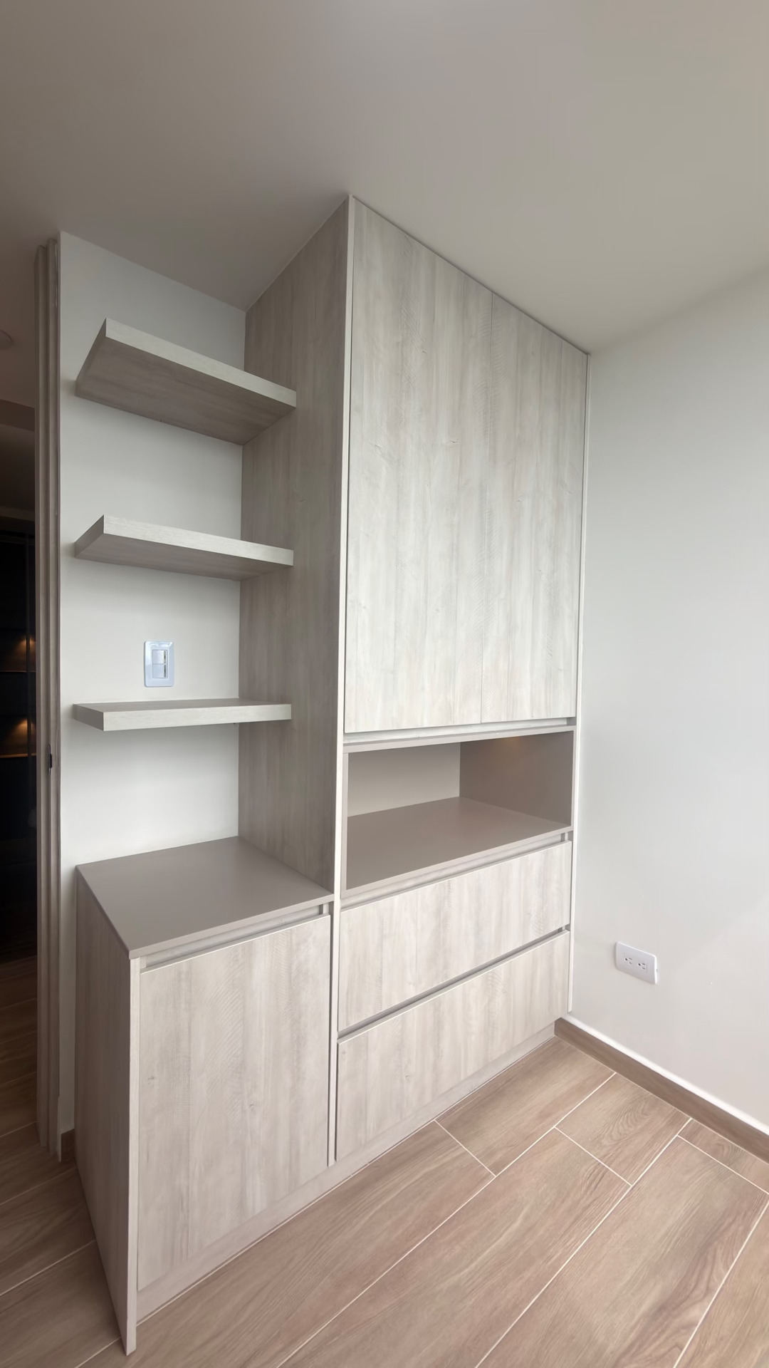 Mueble multifuncional con repisas y cajones