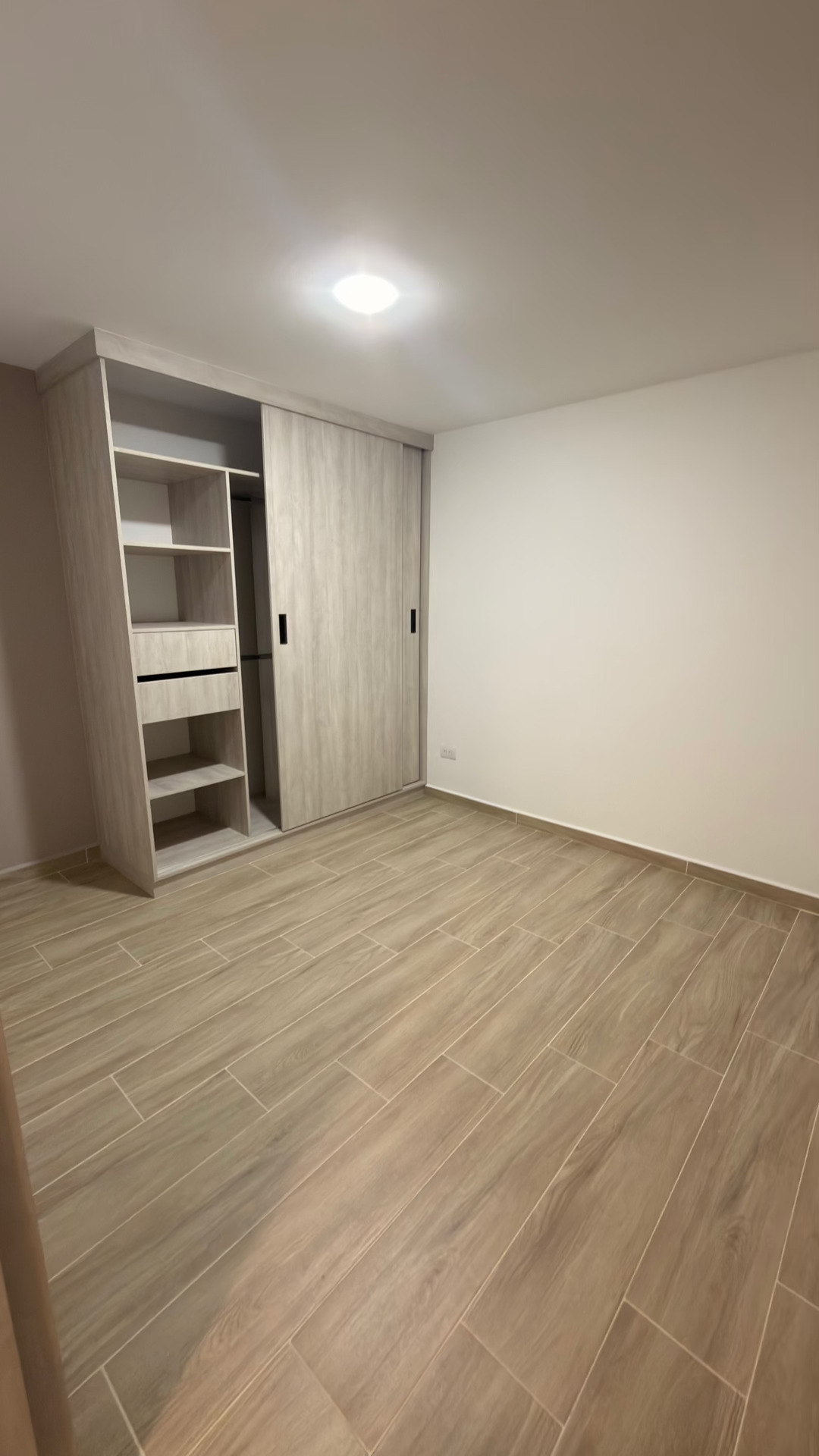 Clóset empotrado con puertas corredizas